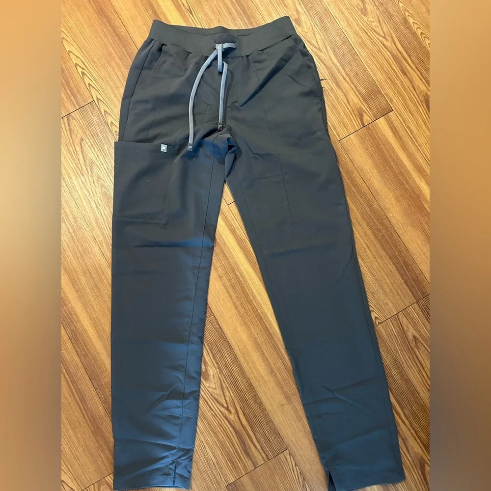 Fabletics Scrubs Set - Picture 4 of 4